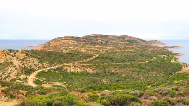 Alga Beach in Calvi (Corsica) is nestled in the peaceful Gulf of Revellata. To reach this hidden gem, the most beautiful route is a path that will take you through breathtaking landscapes