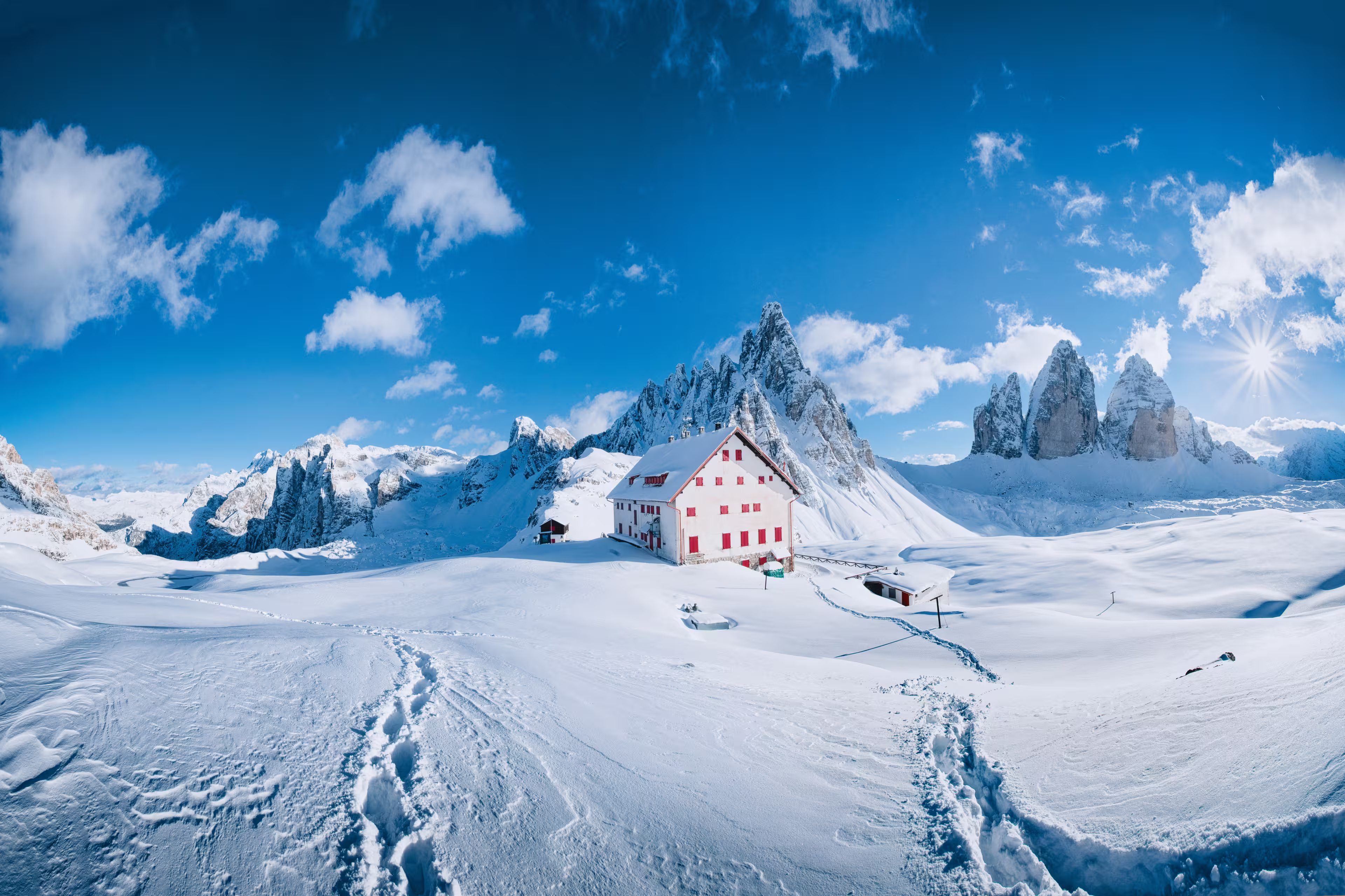 Winterliche Wanderung in den tief verschneiten Dolomiten - Winterwandern