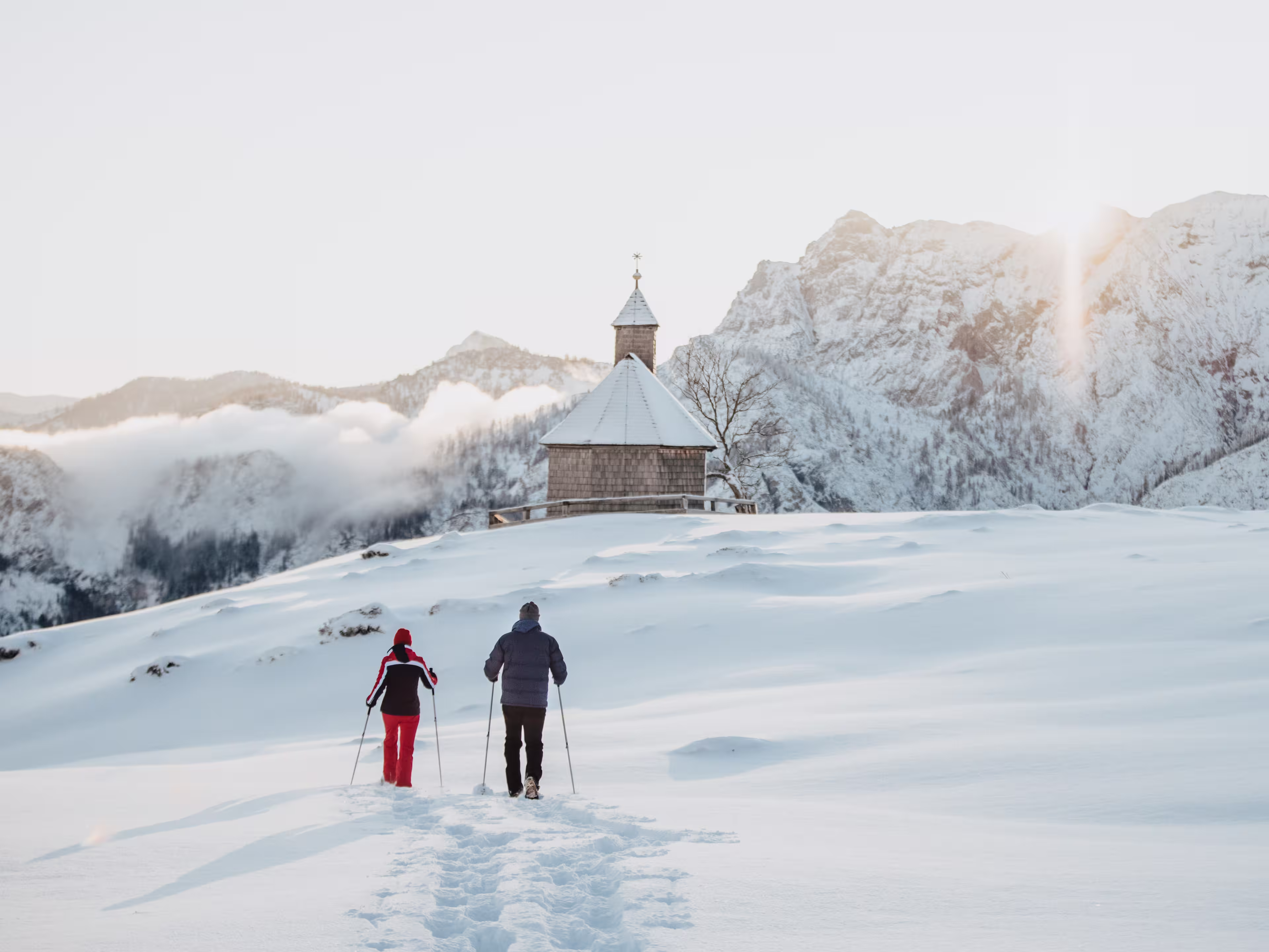 Foto Salzkammergut/Katrin Kerschbaumer: Wandern in die Richtung Kapelle auf der Postalm