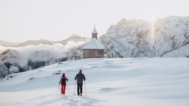 Foto Salzkammergut/Katrin Kerschbaumer: Wandern in die Richtung Kapelle auf der Postalm
