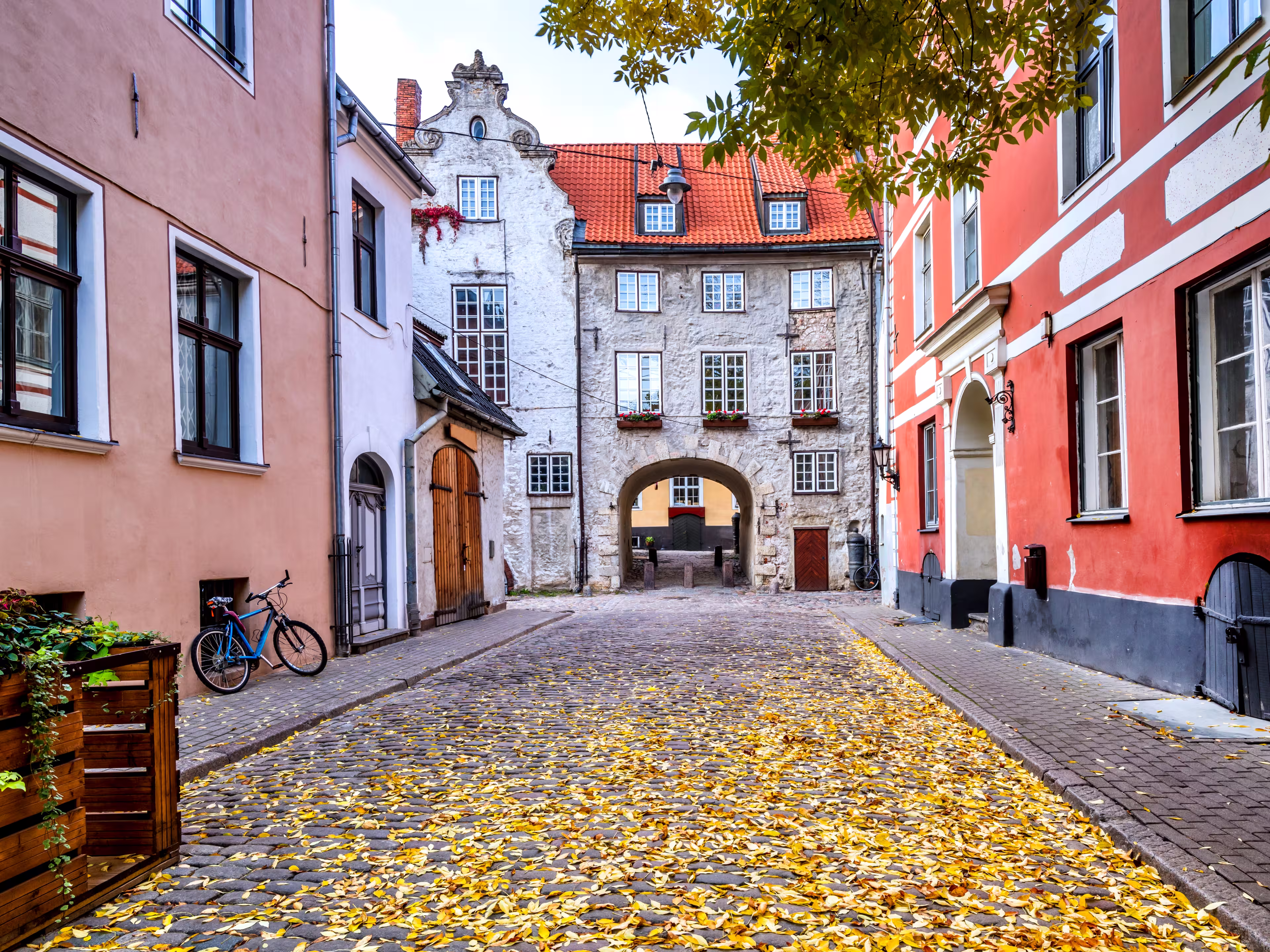 Herbst auf der mittelalterlichen Straße in der alten Riga