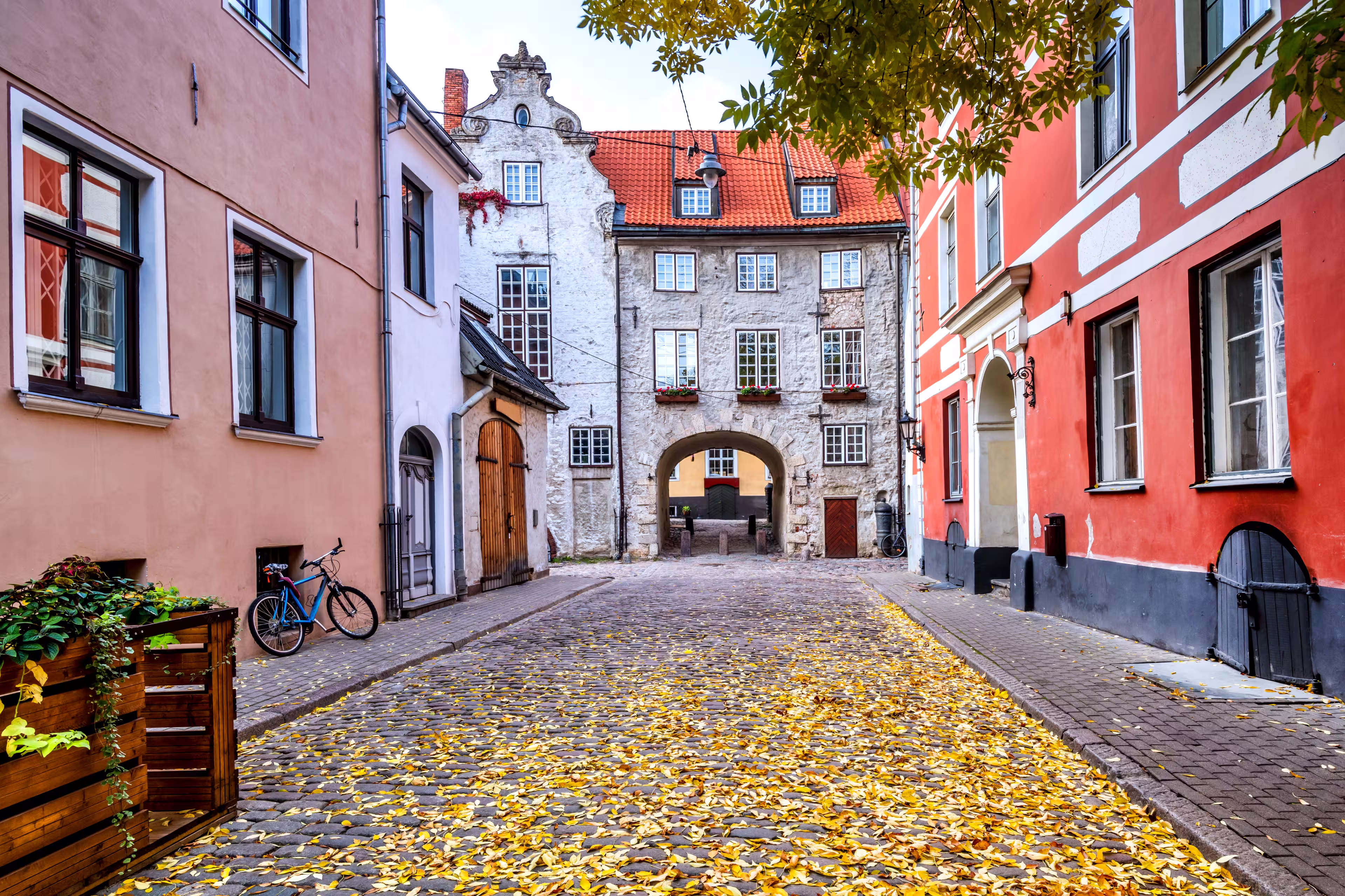 Herbst auf der mittelalterlichen Straße in der alten Riga