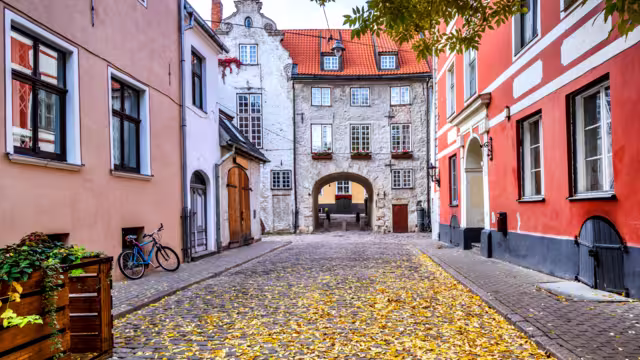 Herbst auf der mittelalterlichen Straße in der alten Riga