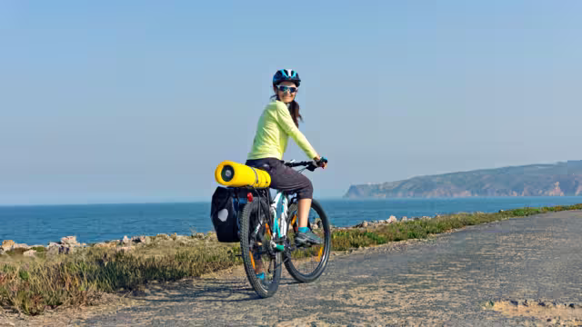 Radfahrerin an der portugiesischen Küste