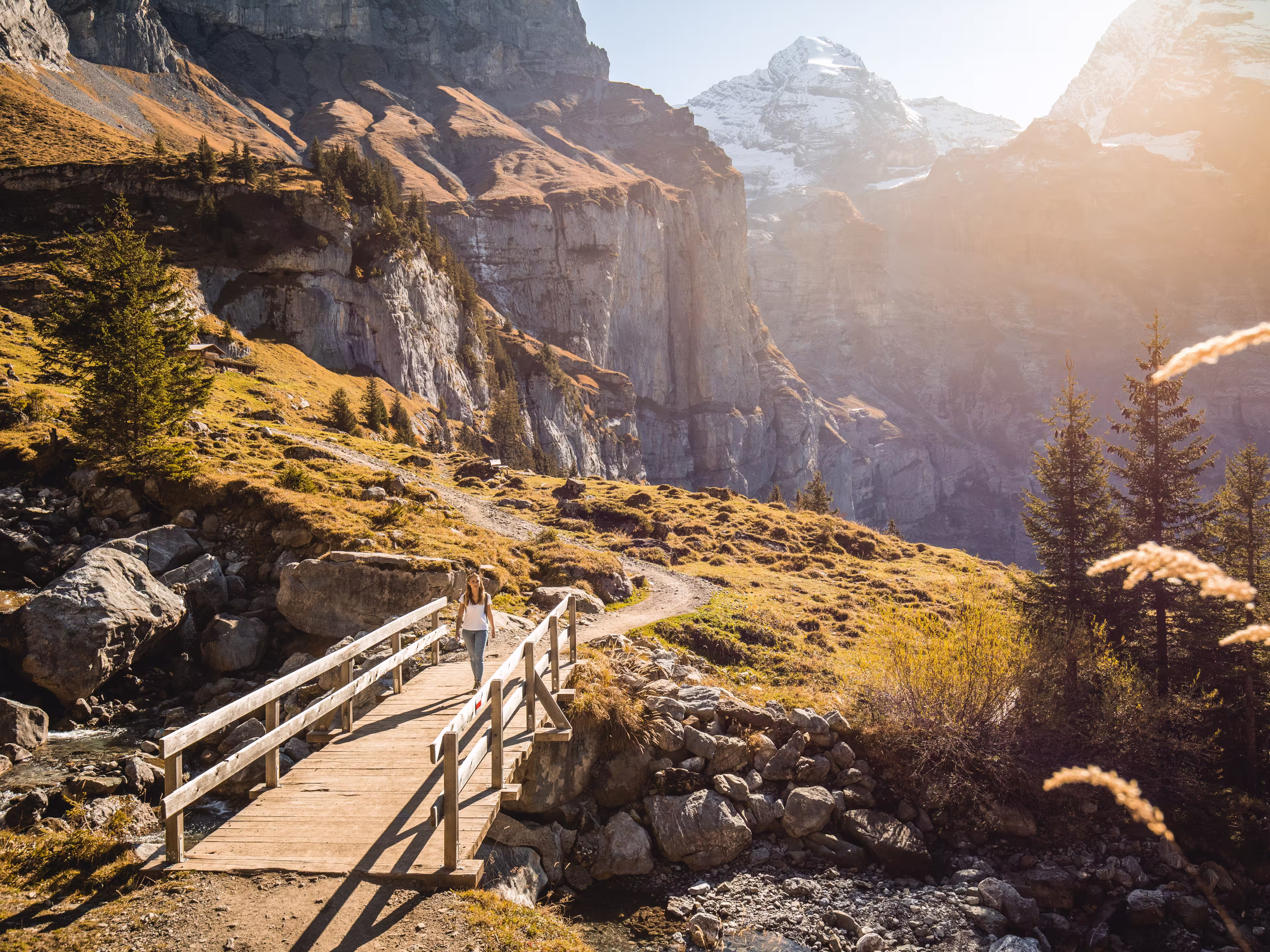 Schweiz. ganz natuerlich.
Herbststimmung mit Wanderin am Oeschinensee bei Kandersteg.

Switzerland. get natural. 
Autumn mood with a hiker at Oeschinensee near Kandersteg.

Suisse. tout naturellement. 
Ambiance d'automne avec un randonneur a Oeschinensee pres de Kandersteg.

Copyright by: Switzerland Tourism - By-Line: swiss-image.ch/Ivo Scholz