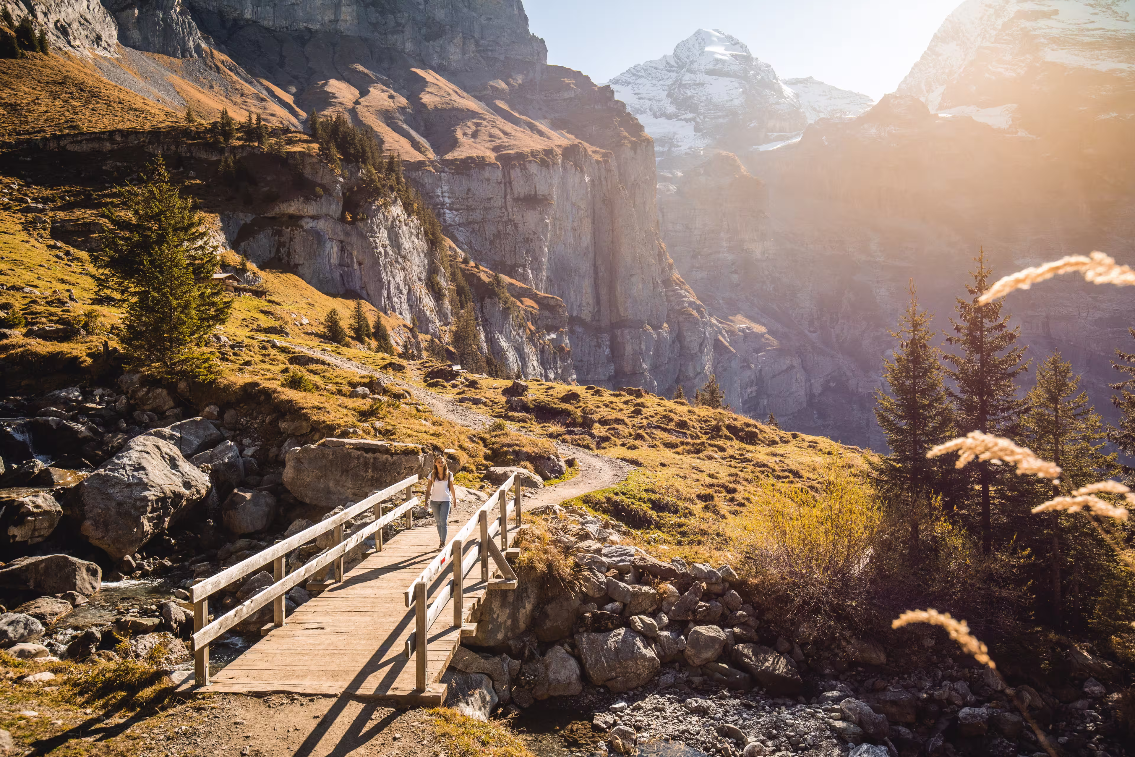 Schweiz. ganz natuerlich.
Herbststimmung mit Wanderin am Oeschinensee bei Kandersteg.

Switzerland. get natural. 
Autumn mood with a hiker at Oeschinensee near Kandersteg.

Suisse. tout naturellement. 
Ambiance d'automne avec un randonneur a Oeschinensee pres de Kandersteg.

Copyright by: Switzerland Tourism - By-Line: swiss-image.ch/Ivo Scholz