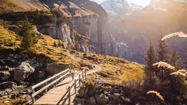 Schweiz. ganz natuerlich.
Herbststimmung mit Wanderin am Oeschinensee bei Kandersteg.

Switzerland. get natural. 
Autumn mood with a hiker at Oeschinensee near Kandersteg.

Suisse. tout naturellement. 
Ambiance d'automne avec un randonneur a Oeschinensee pres de Kandersteg.

Copyright by: Switzerland Tourism - By-Line: swiss-image.ch/Ivo Scholz