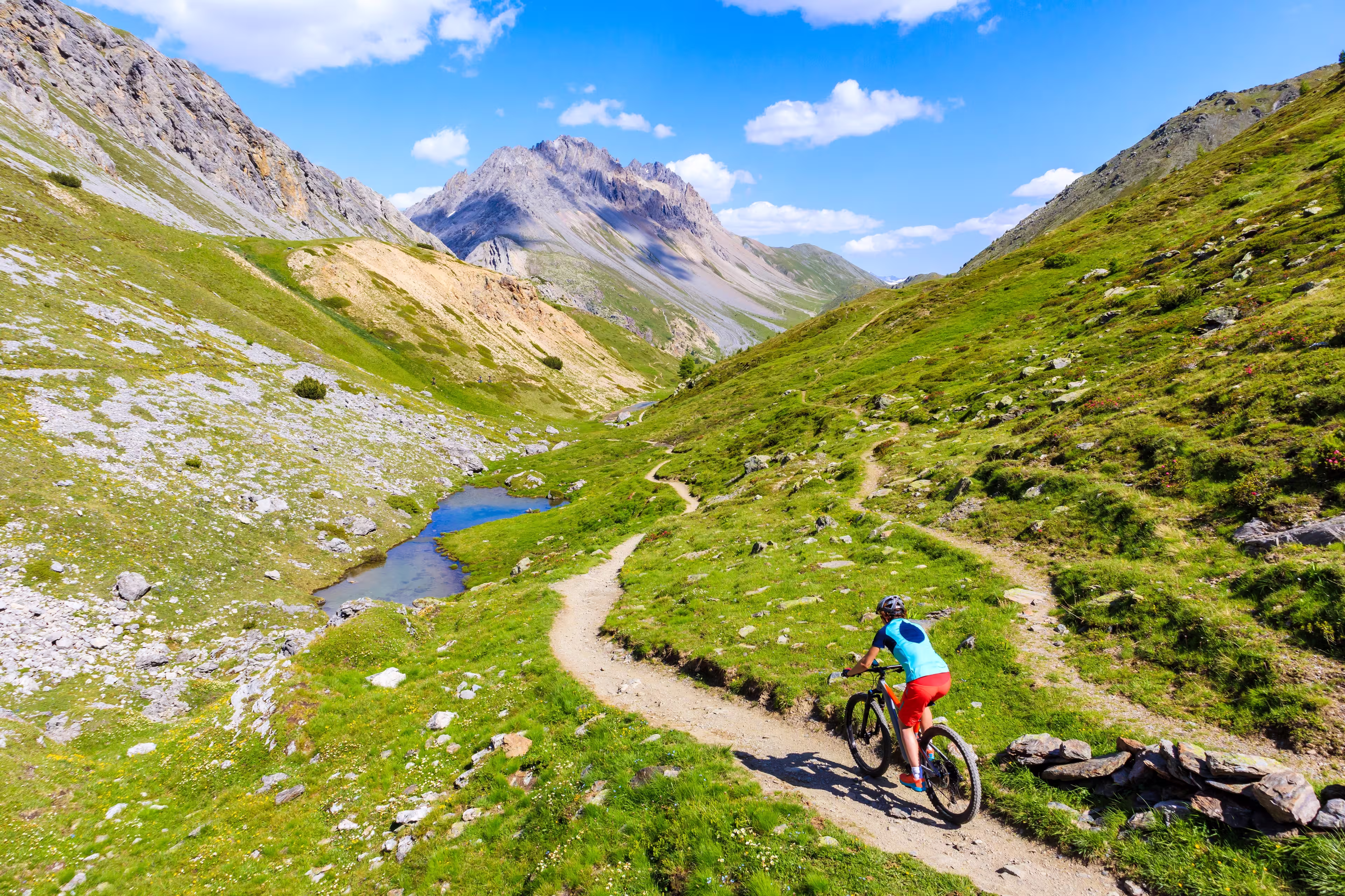 Mountainbikerin im Alpisella-Tal