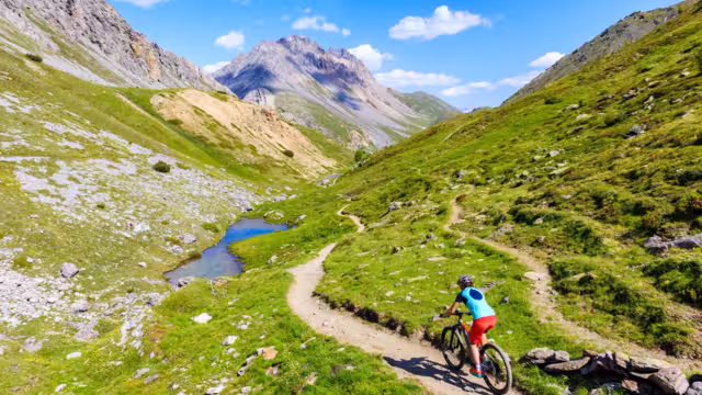 Mountainbikerin im Alpisella-Tal