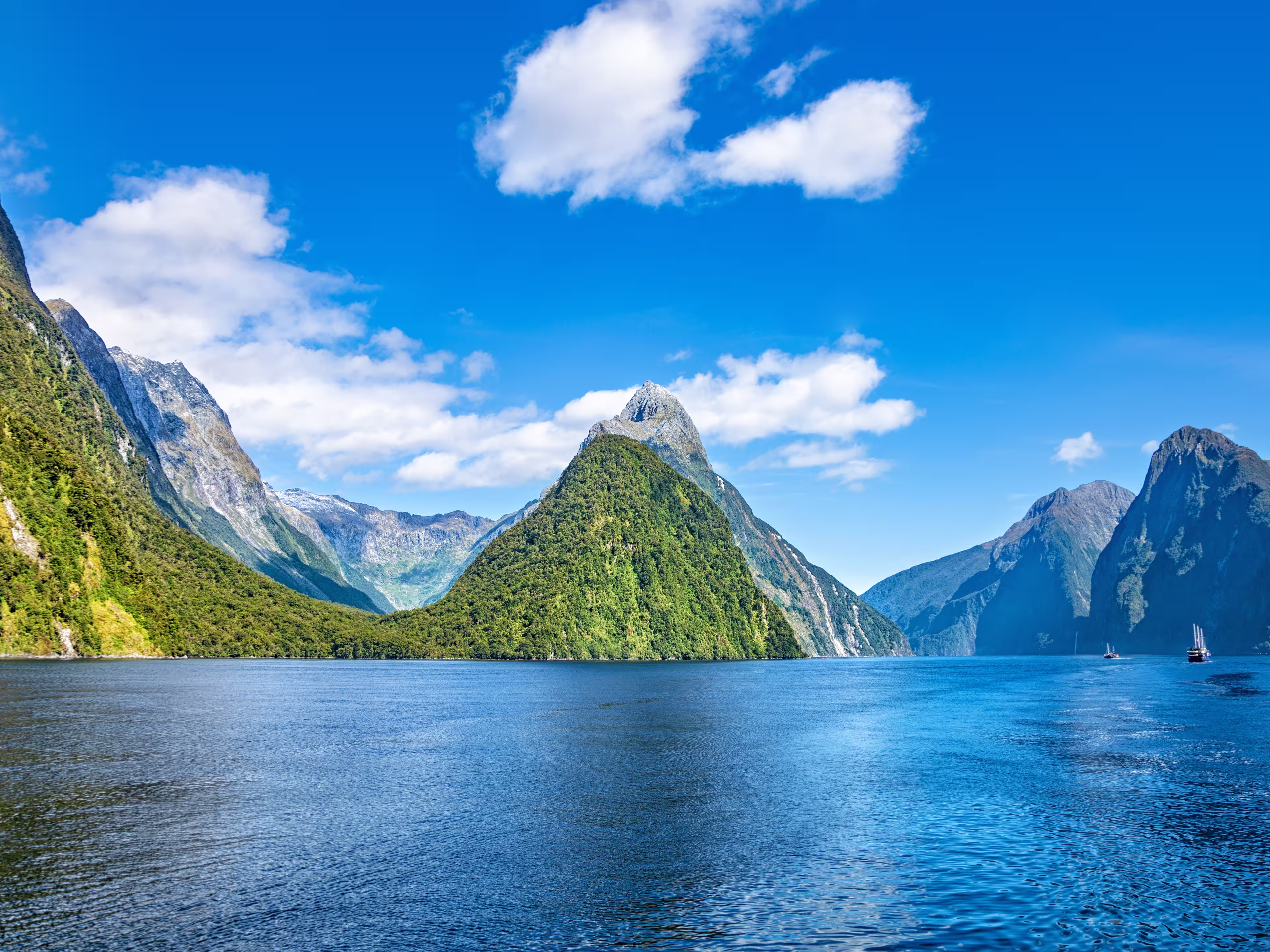Milford Sound, National Park Fjordland, South Island, New Zealand, Oceania.Panoramic view of the mountains in the National Park Fjordland, Milford Sound.