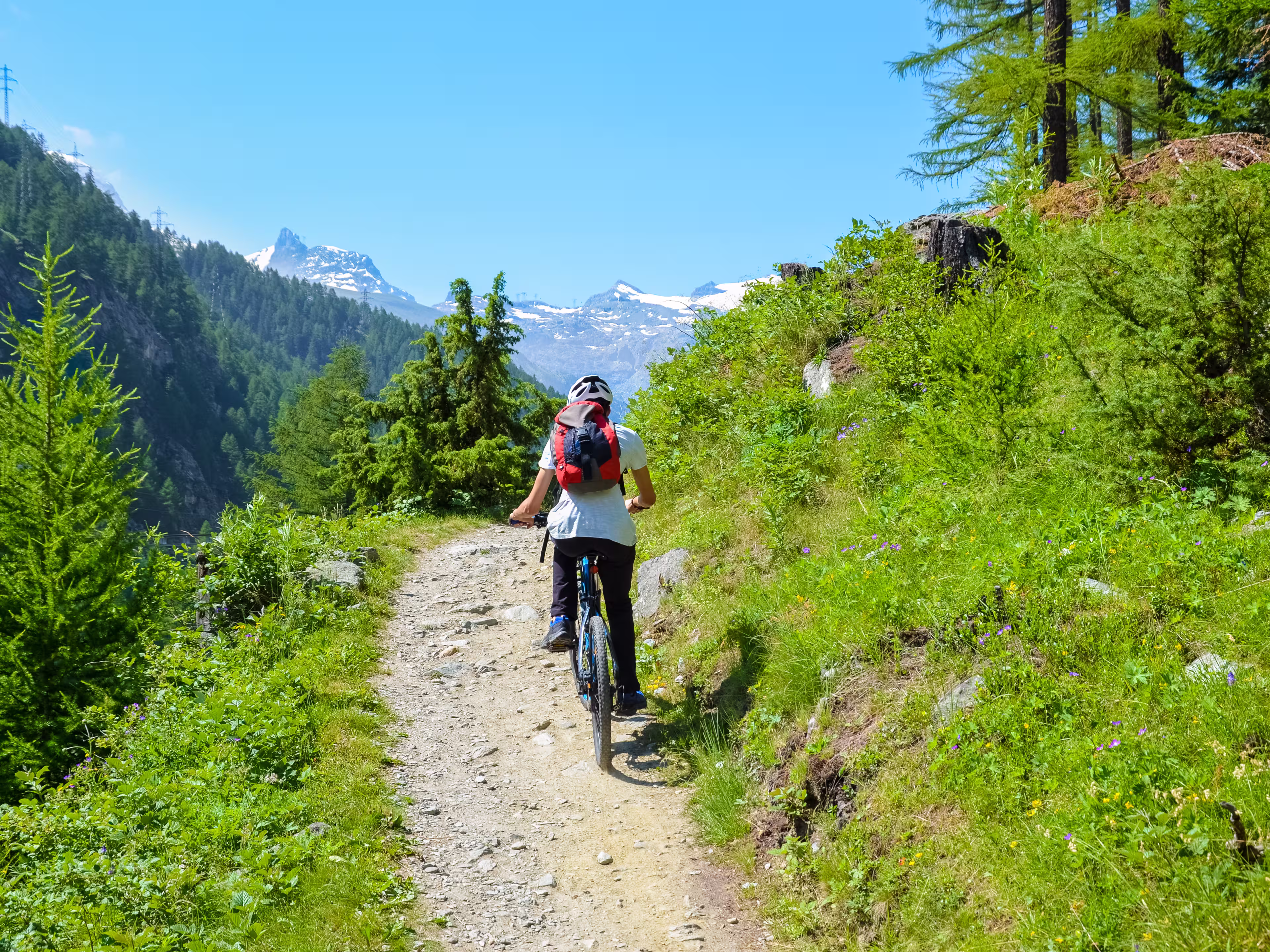 Mountainbikerin im Wallis