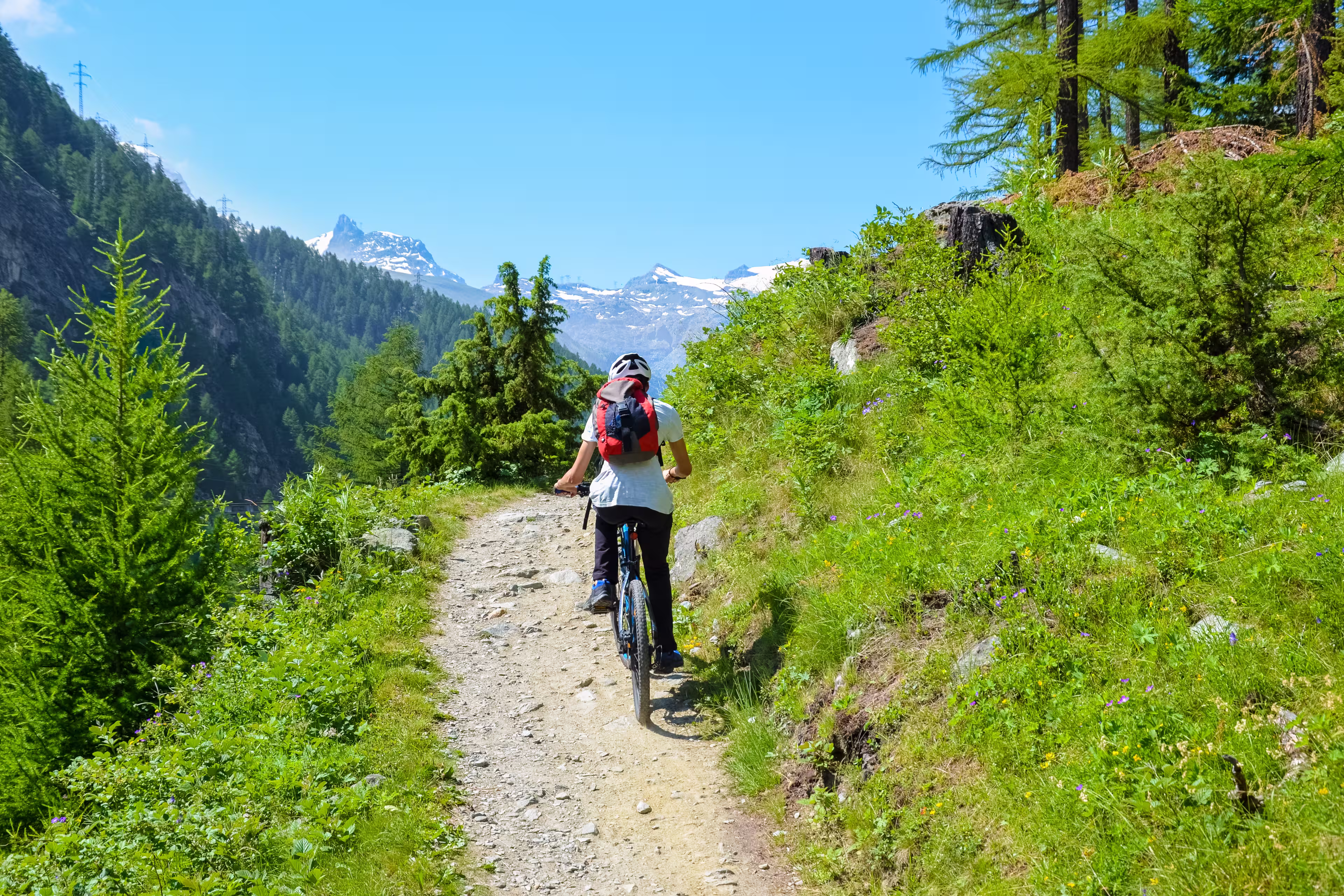 Mountainbikerin im Wallis