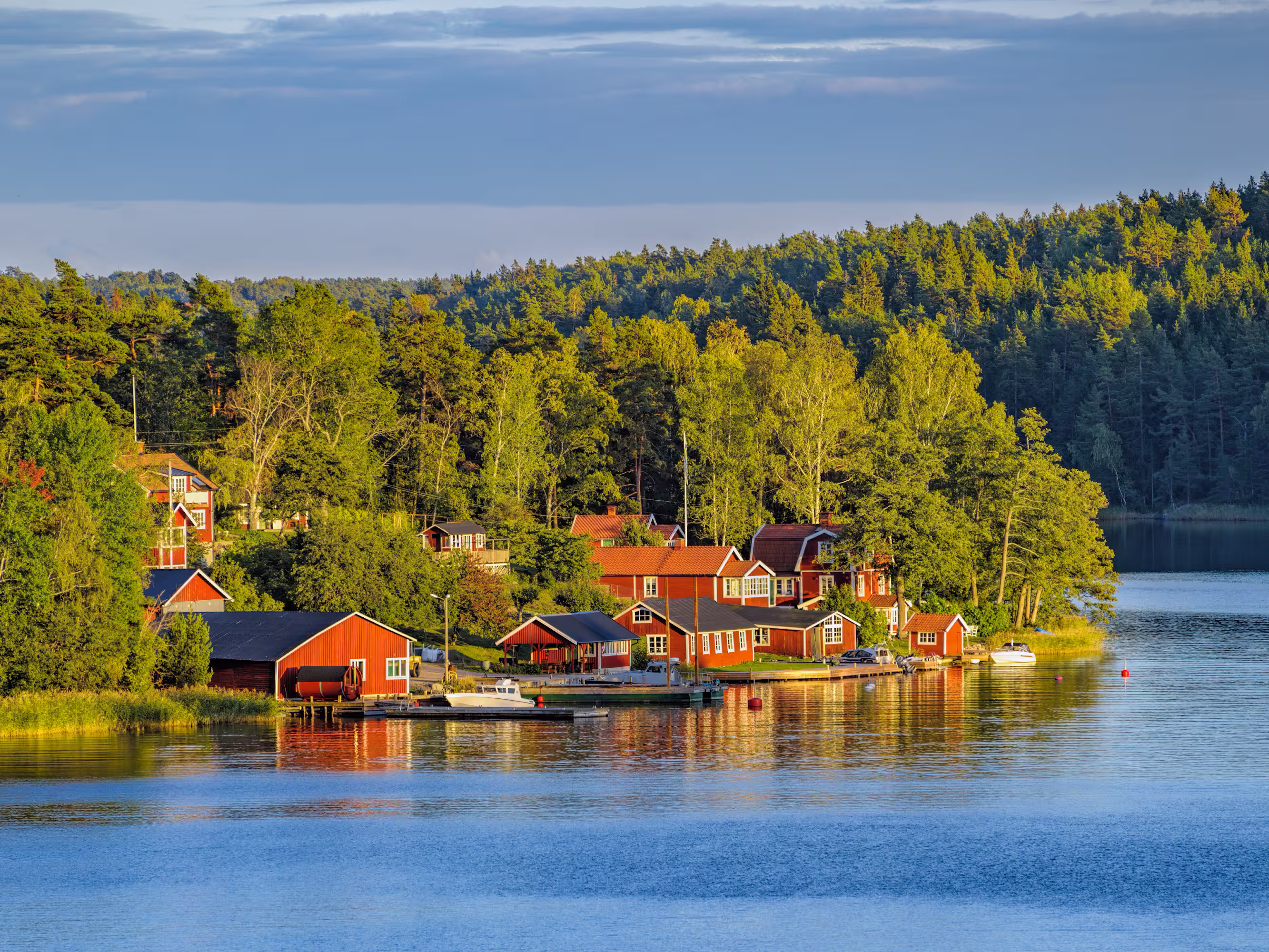 Häuser am Ufer auf dem Insel-Archipel vor Stockholm