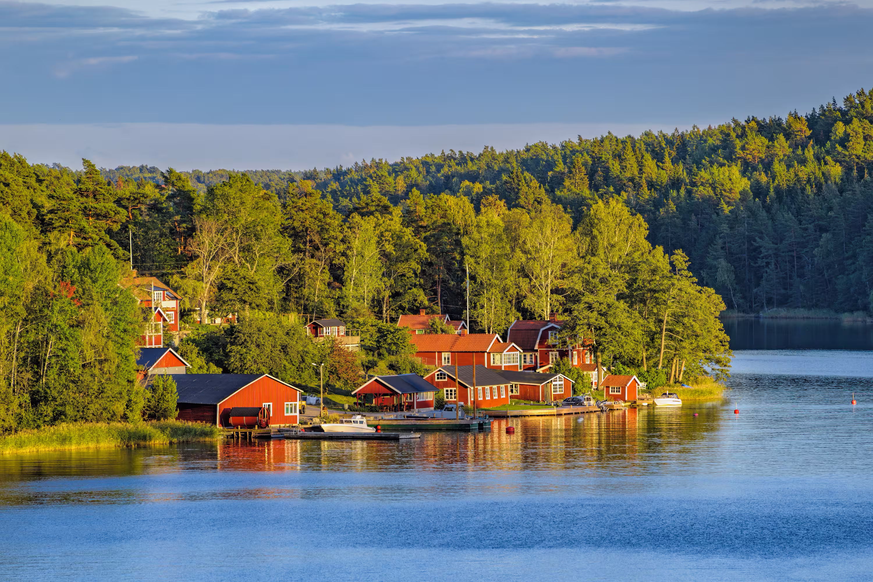 Häuser am Ufer auf dem Insel-Archipel vor Stockholm