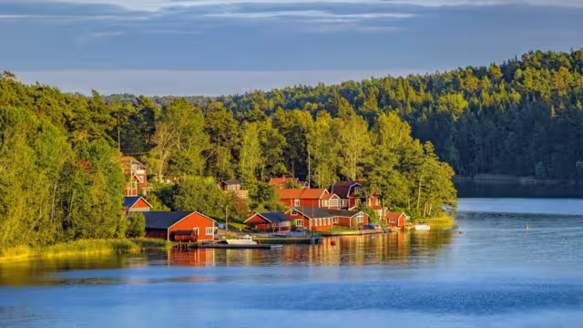 Häuser am Ufer auf dem Insel-Archipel vor Stockholm