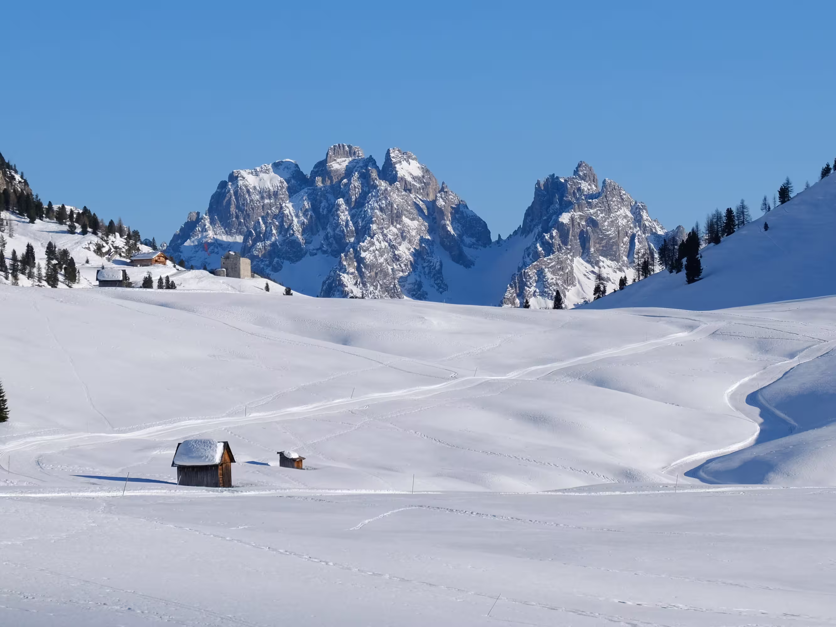 Wintergebirgslandschaft Langlaufloipen Piazza Prato Sexten Dolomiten Südtirol Italien