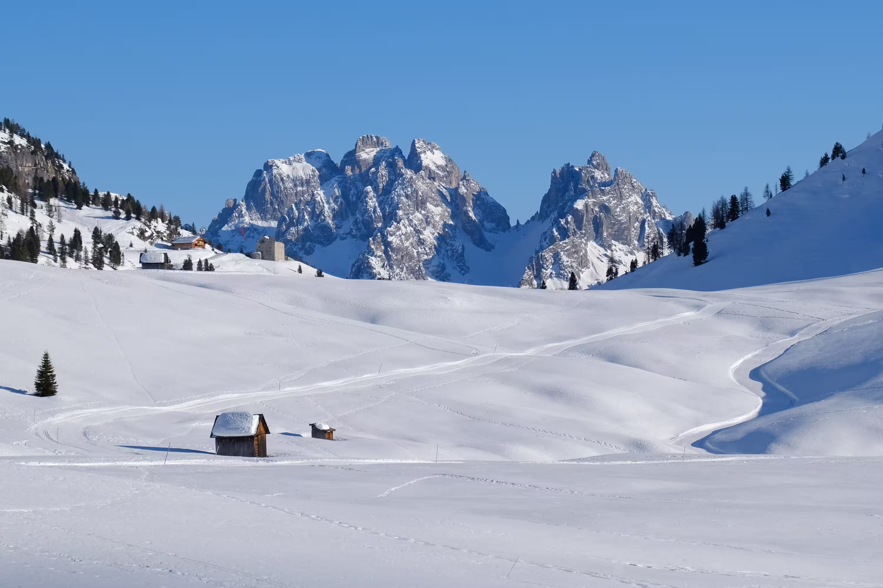 Wintergebirgslandschaft Langlaufloipen Piazza Prato Sexten Dolomiten Südtirol Italien