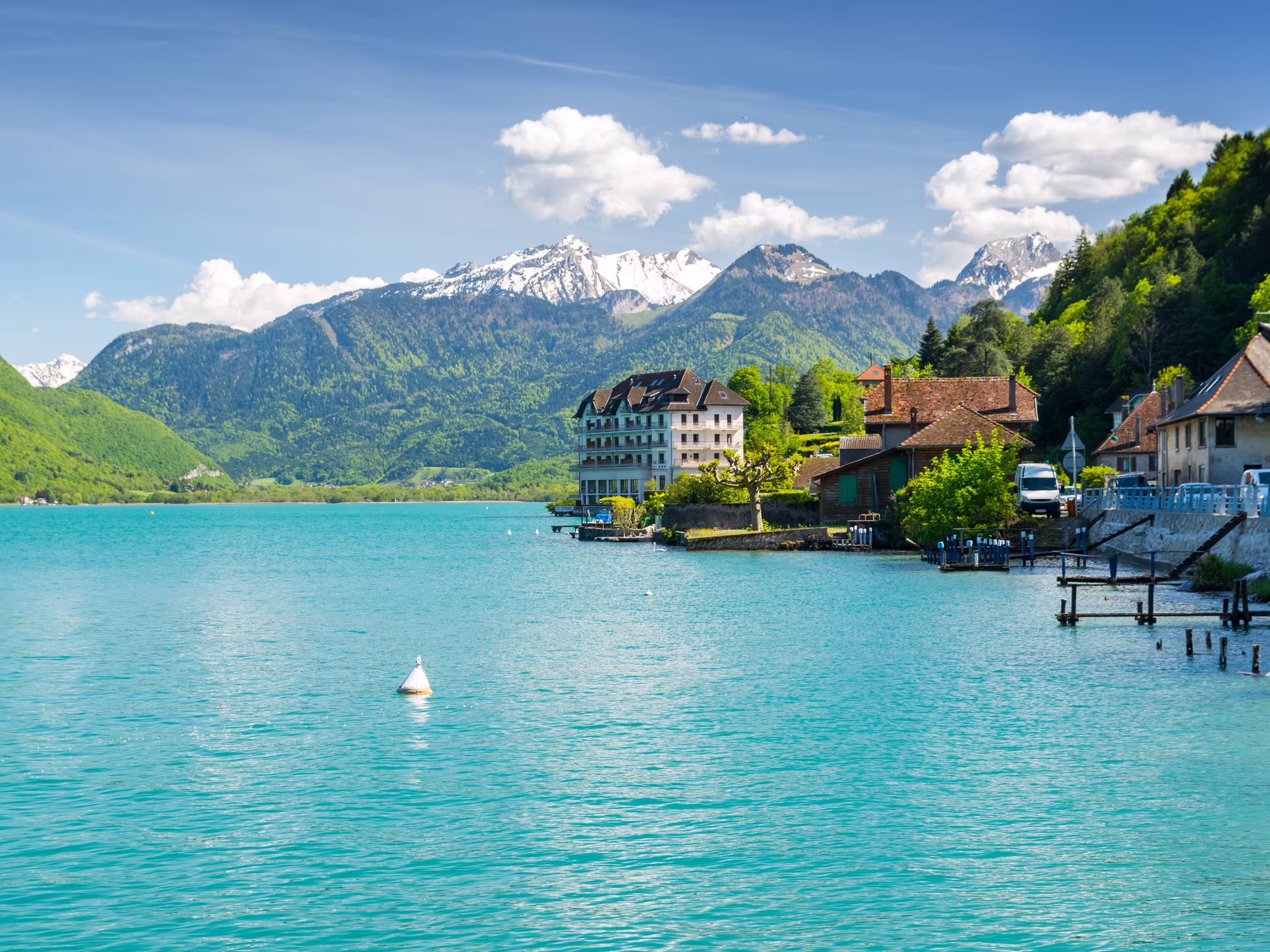 See Annecy mit Blick auf die Alpen