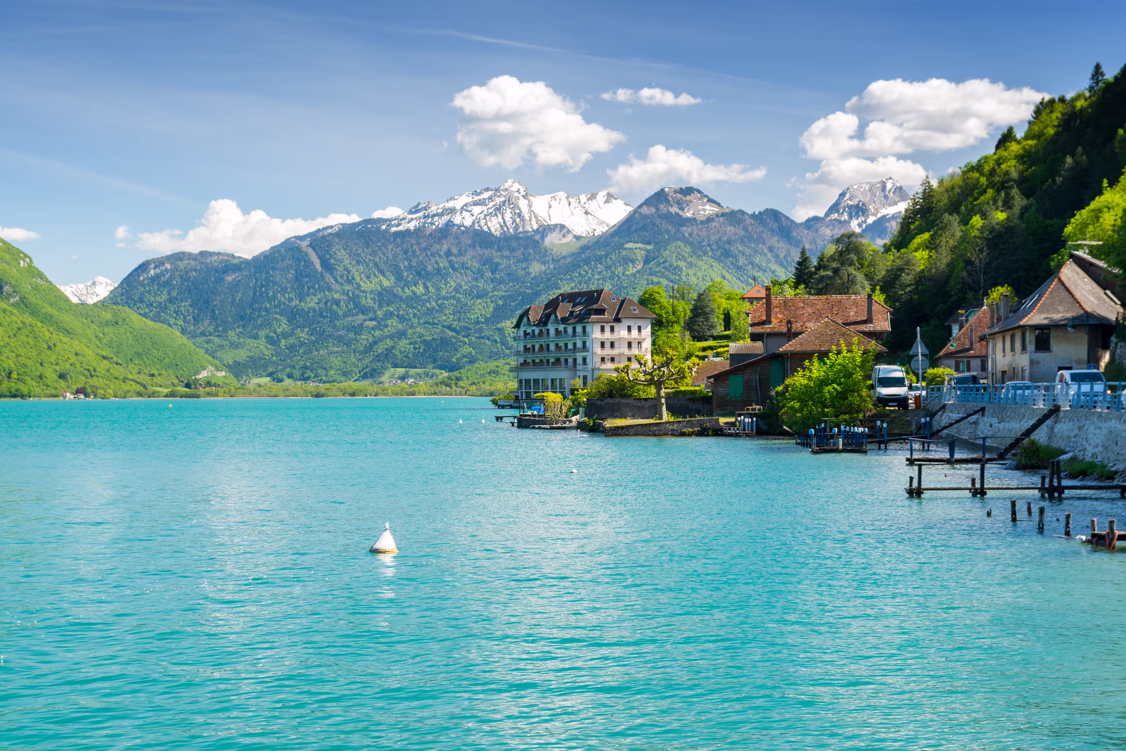 See Annecy mit Blick auf die Alpen