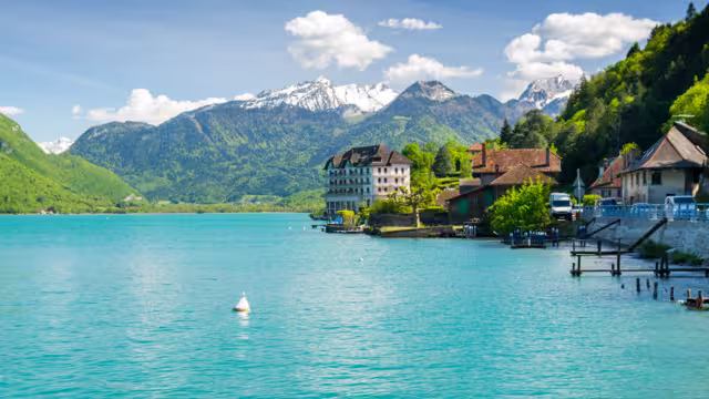 See Annecy mit Blick auf die Alpen