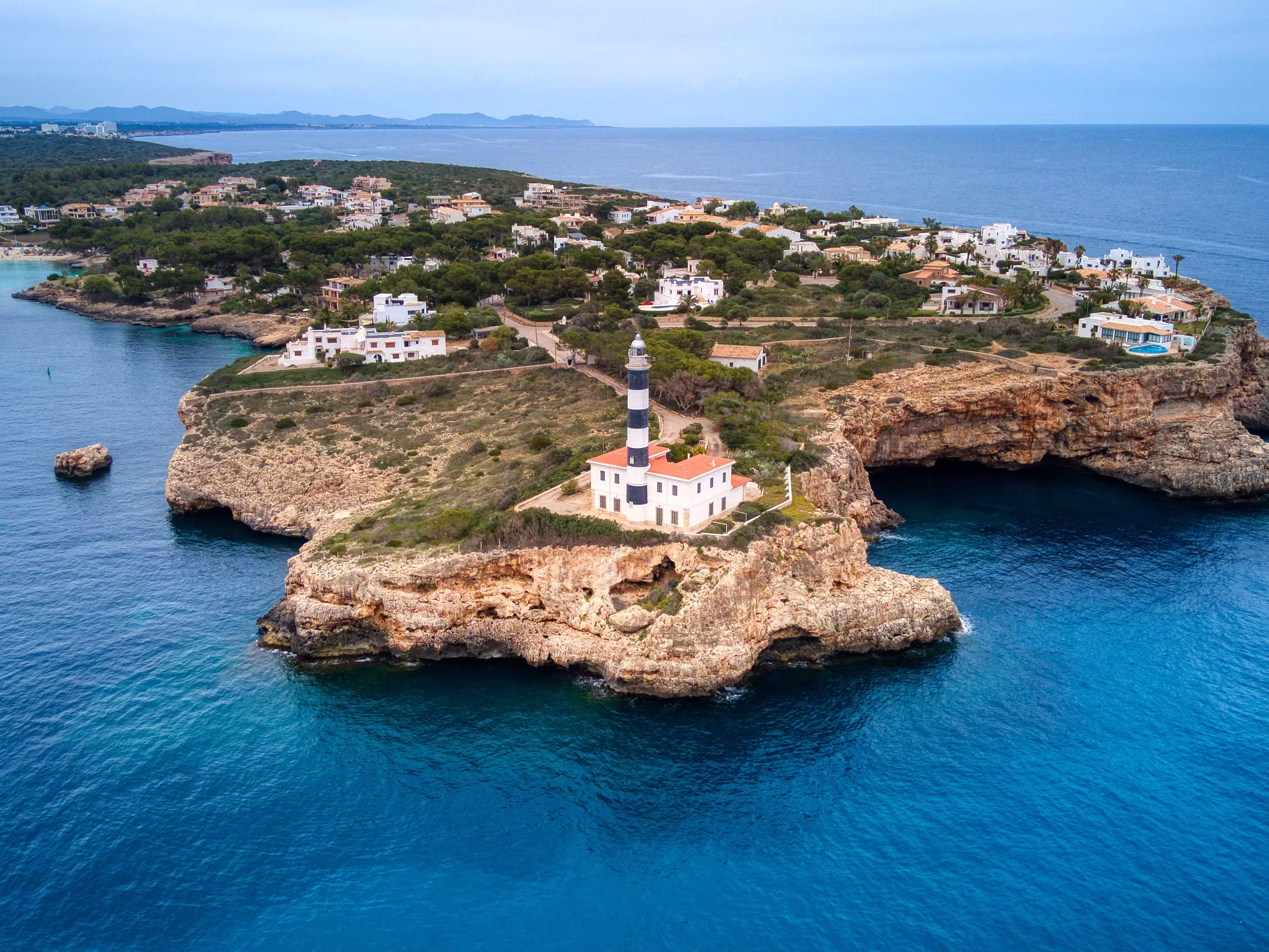 Foto aérea de Portocolom y Punta del Faro, Mallorca.
