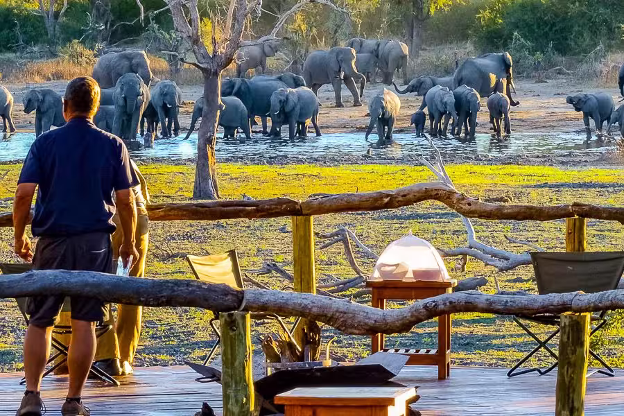 Aussichtsplattform der Gomoti River Lodge