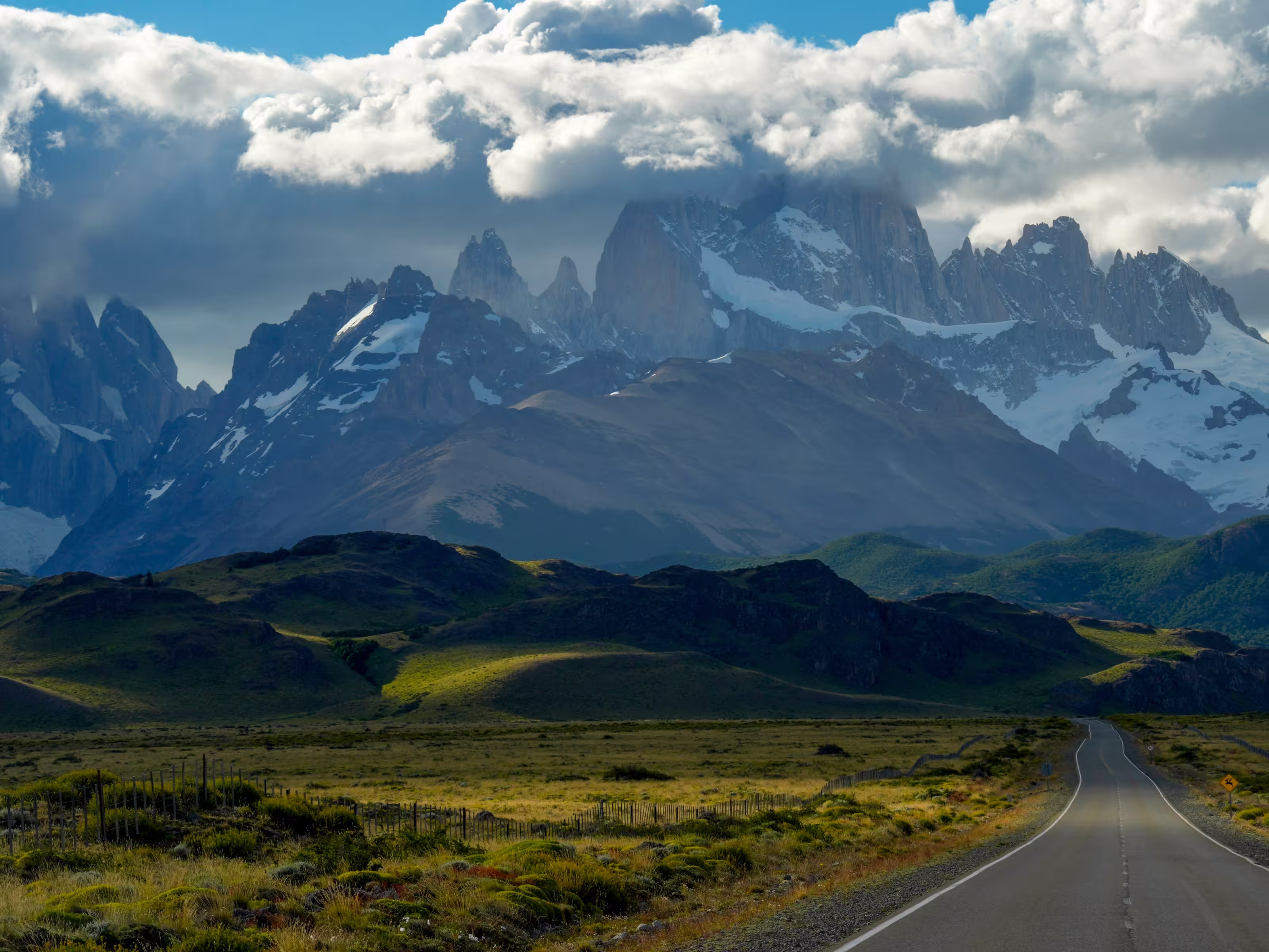 the endless road from el calafate to el chanten patagonia argentina with fitz roy mountain view