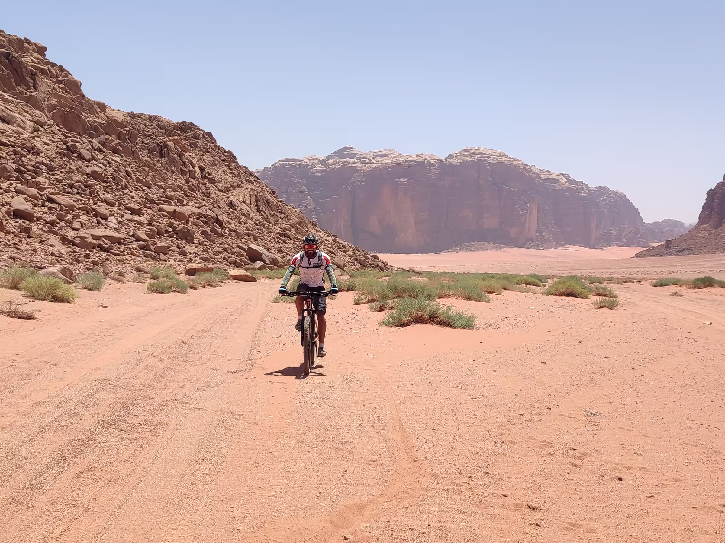 Einzelner Radfahrer in Jordanien