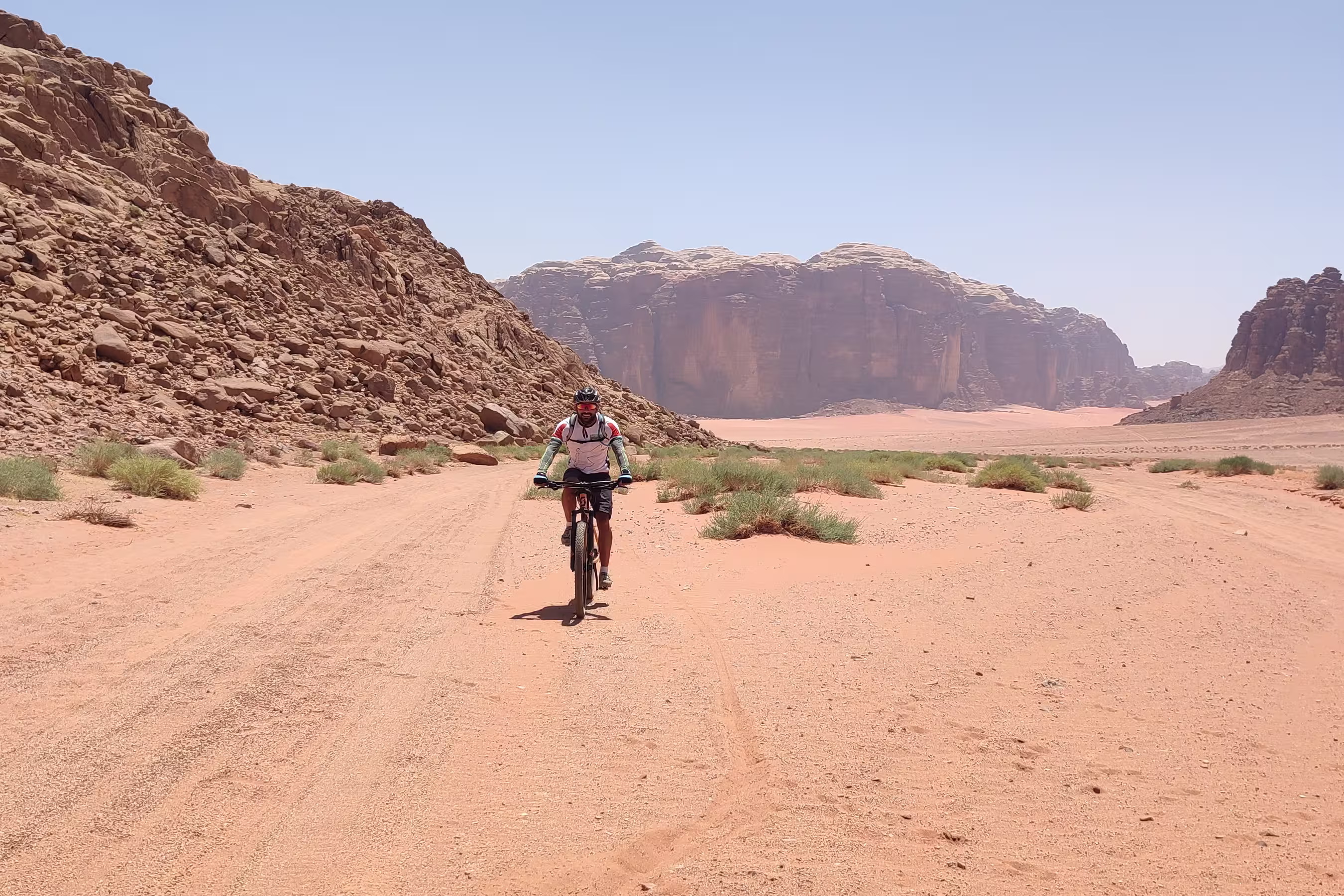 Einzelner Radfahrer in Jordanien