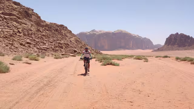 Einzelner Radfahrer in Jordanien