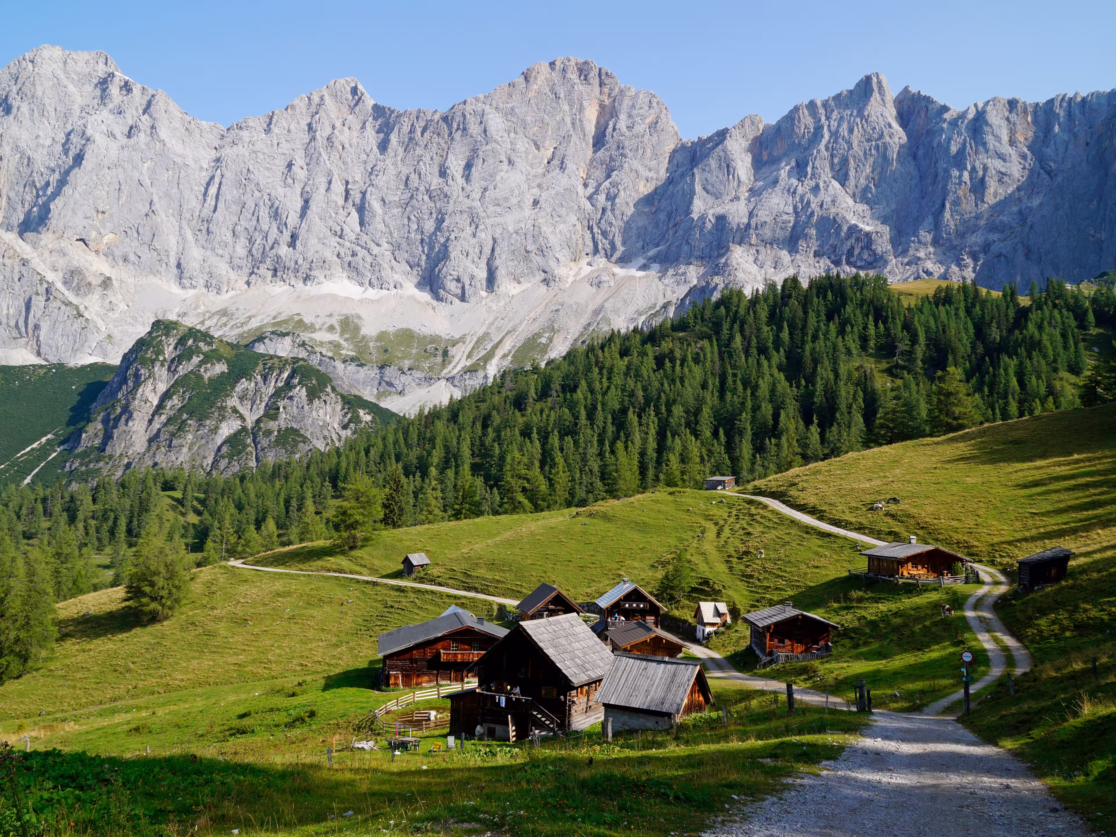 ein schönes Alpendorf in den österreichischen Alpen der Dachsteinregion