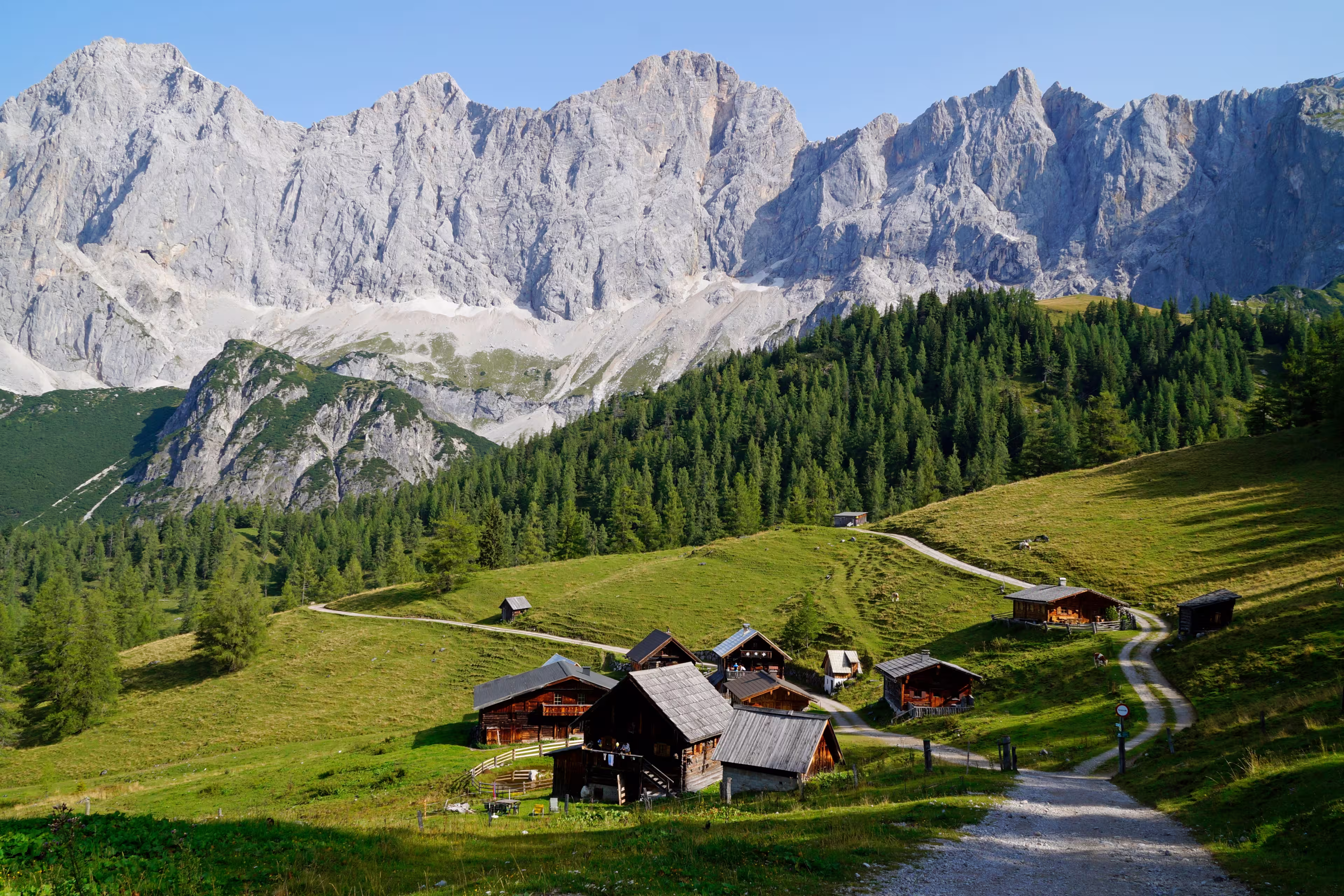 ein schönes Alpendorf in den österreichischen Alpen der Dachsteinregion