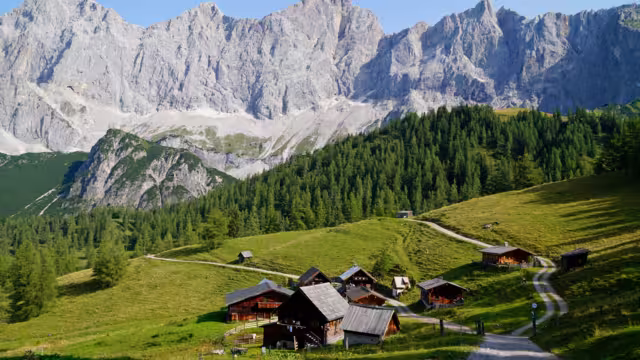 ein schönes Alpendorf in den österreichischen Alpen der Dachsteinregion
