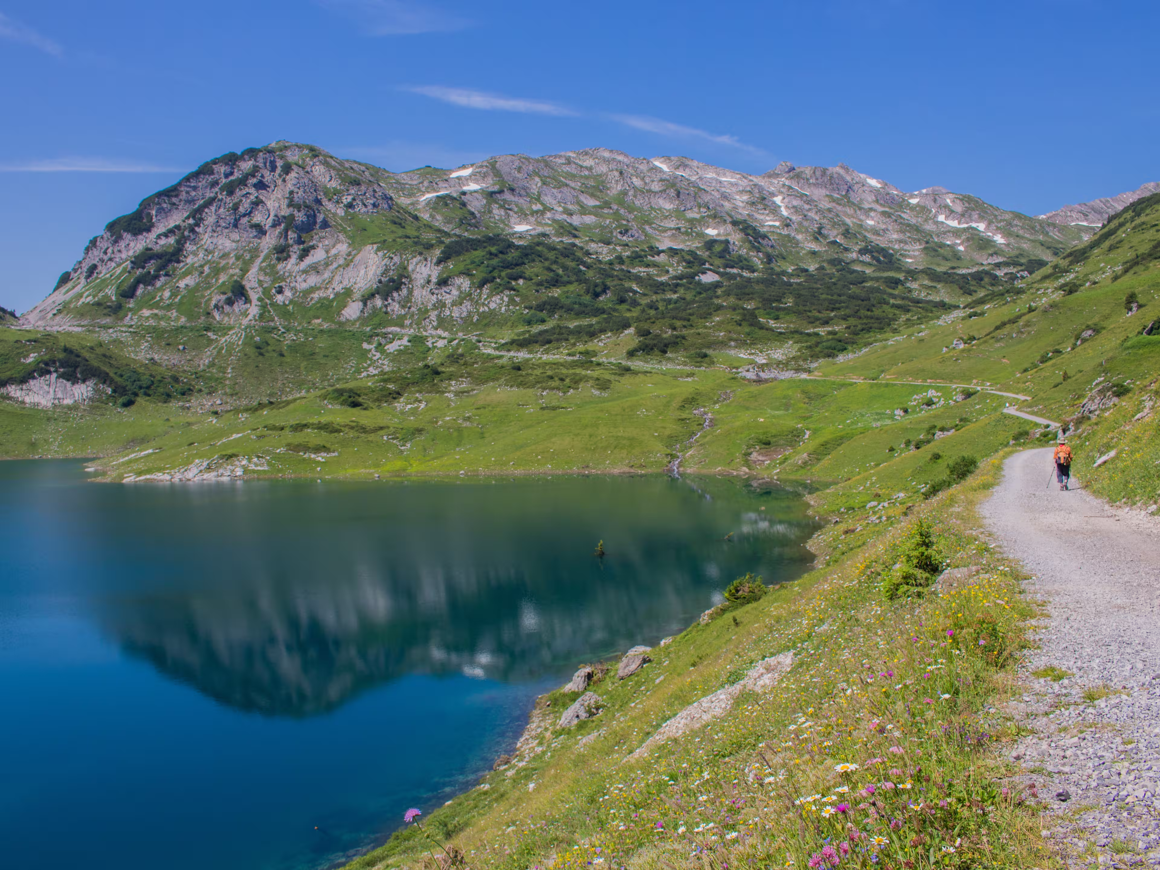 Formarinsee mit Wanderer