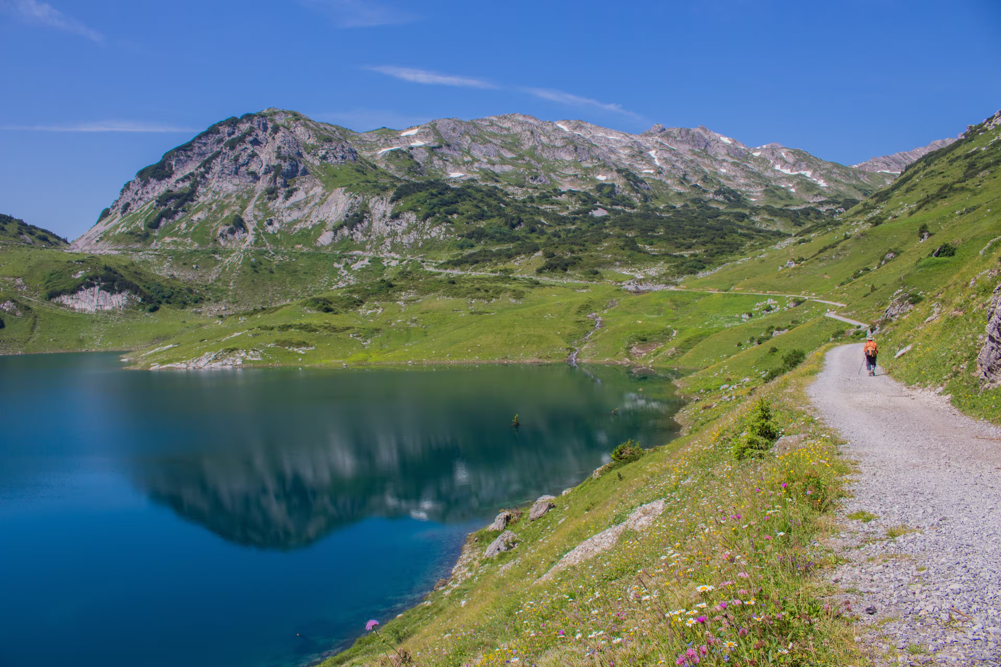 Formarinsee mit Wanderer