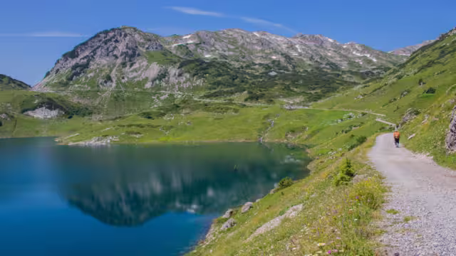 Formarinsee mit Wanderer