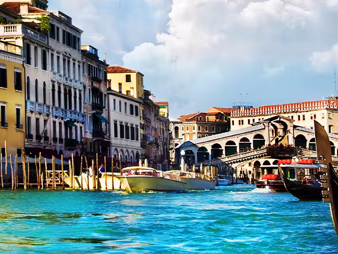 ZUMPC - View of the gondolas on the colourful Grand Canal