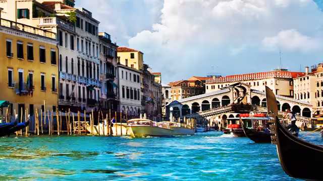ZUMPC - View of the gondolas on the colourful Grand Canal