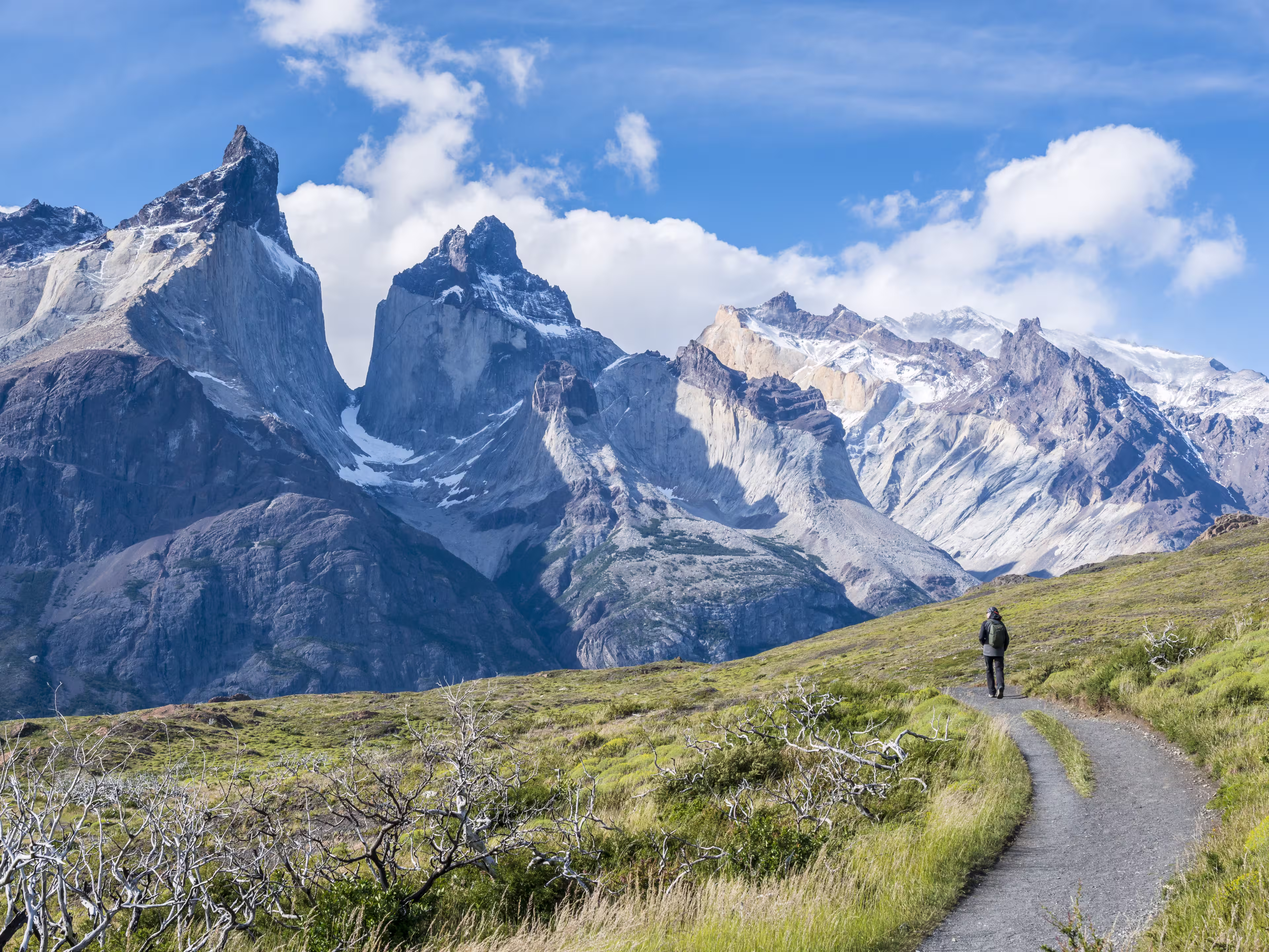 Wanderer vor den Cuernos del Paine in Patagonien
