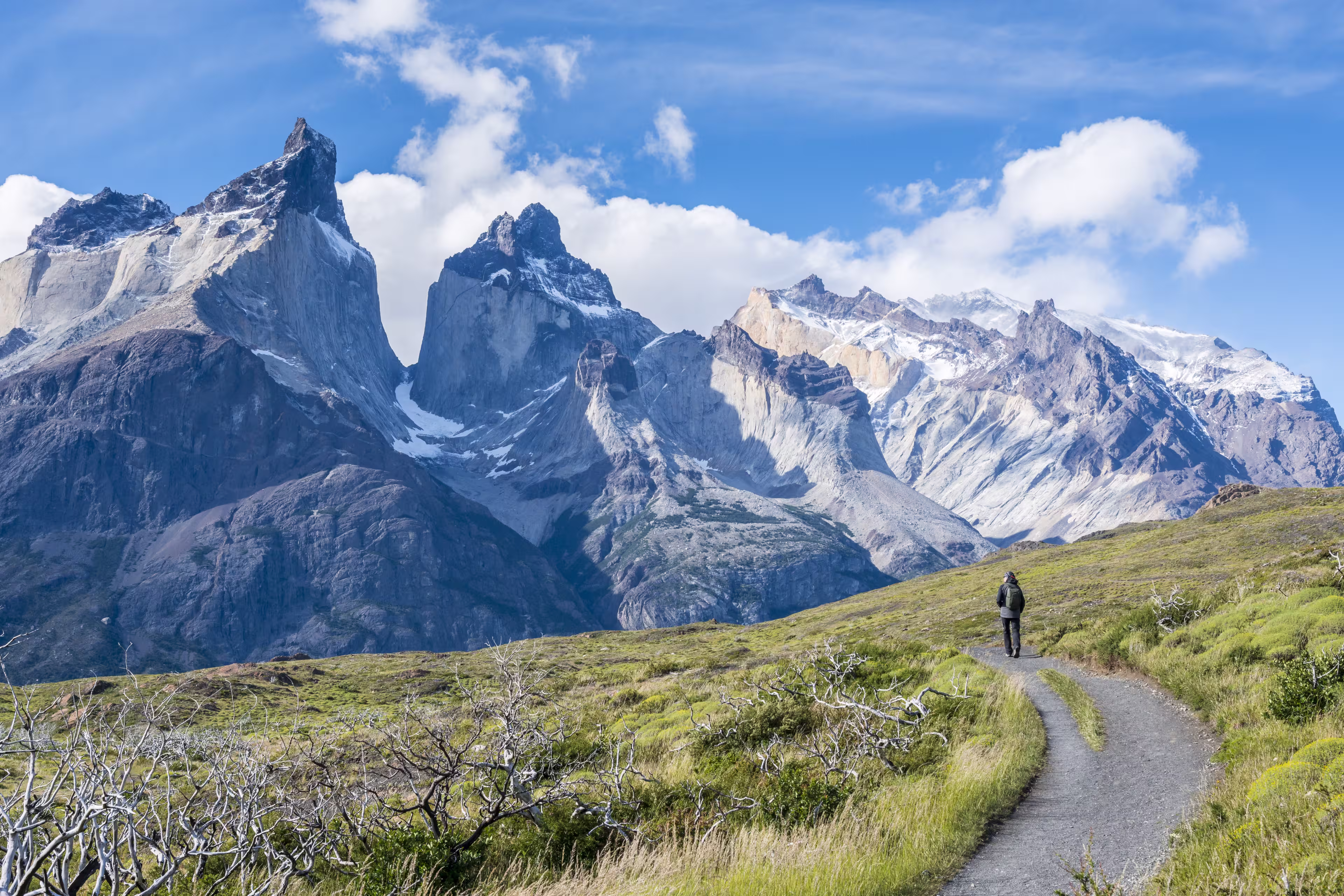 Wanderer vor den Cuernos del Paine in Patagonien