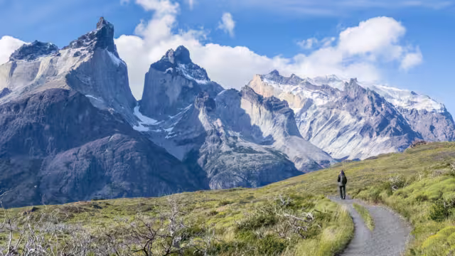 Wanderer vor den Cuernos del Paine in Patagonien