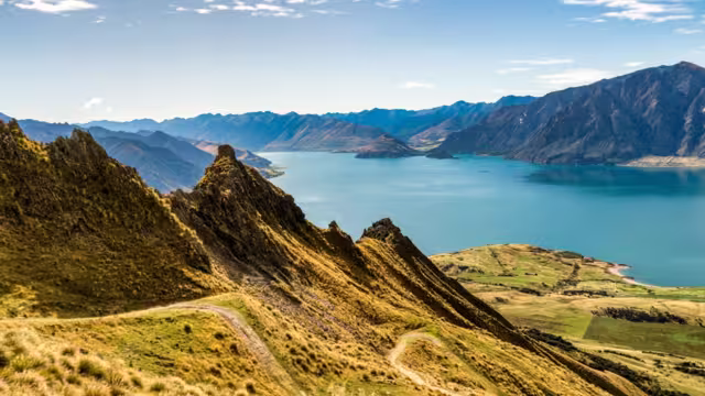 Views of lake Hawea from the Ishmus track walk