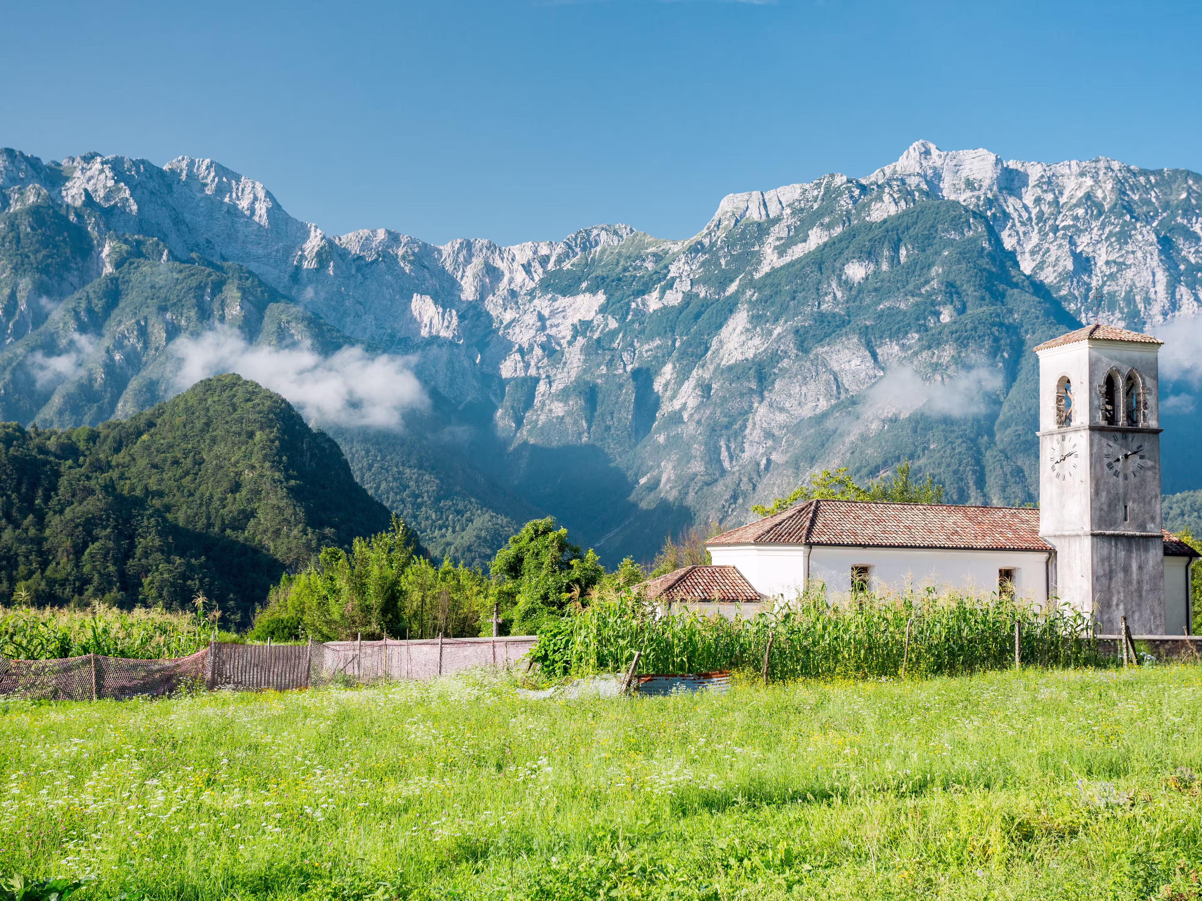 Kleine Kirche entlang des Alpe-Adria-Radwegs in Italien