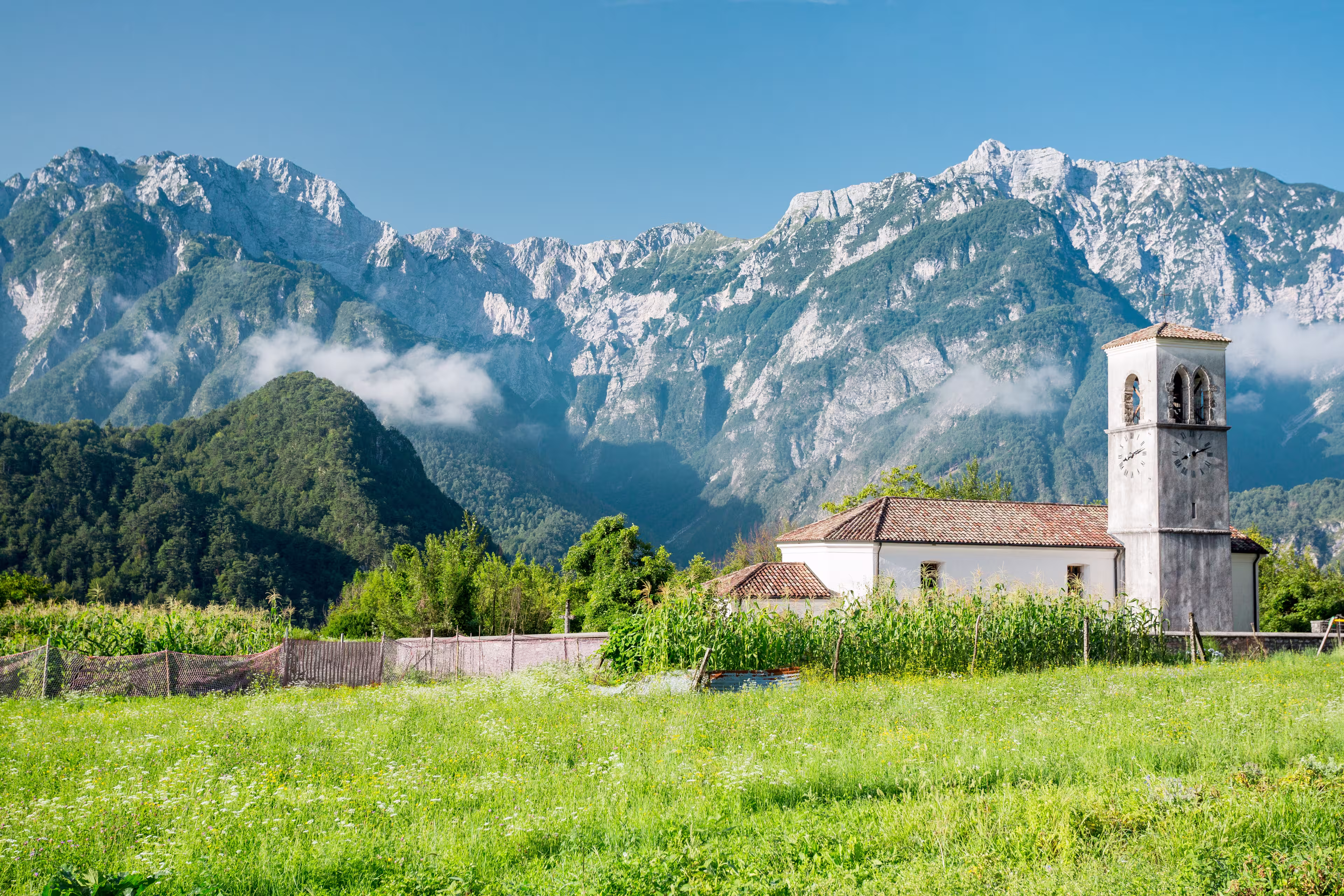 Kleine Kirche entlang des Alpe-Adria-Radwegs in Italien
