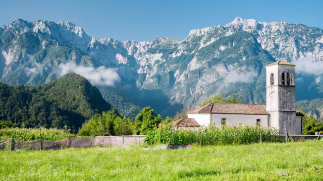 Kleine Kirche entlang des Alpe-Adria-Radwegs in Italien