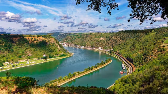Blick auf den Rhein und die Loreley bei St. Goar