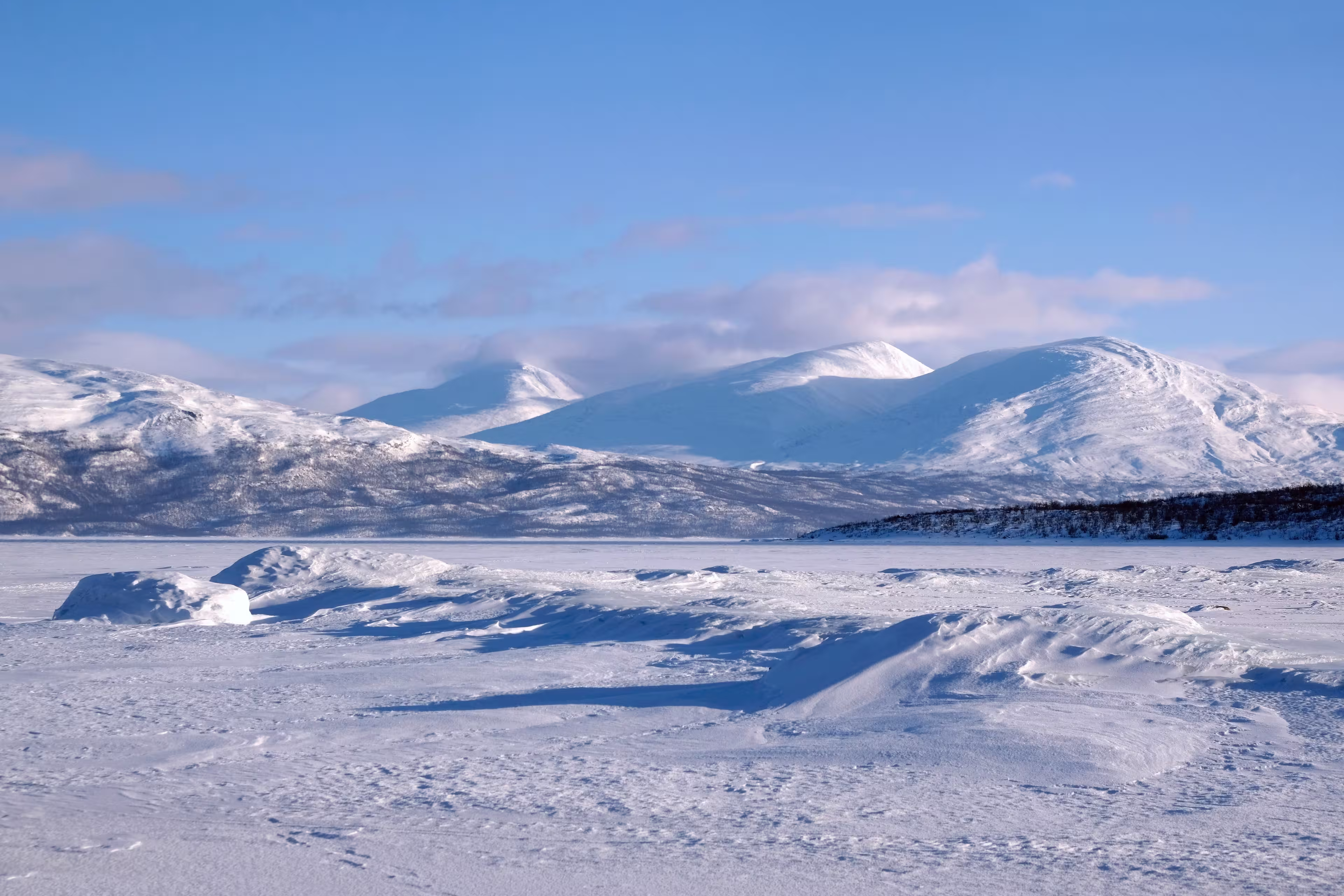 Beautiful scenery of frozen and snowy Lake Torneträsk (Tornestrask) around Abisko National Park (Abisko nationalpark). Sweden, Arctic Circle, Swedish Lapland