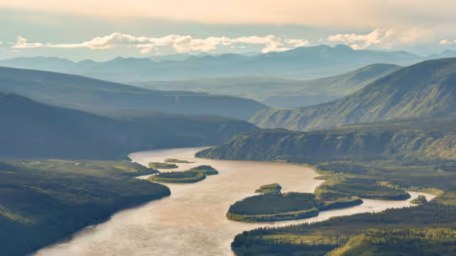 Sonnenuntergang bei Dawson City mit Blick auf den Yukon River