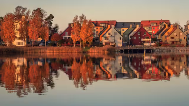 Häuser an der Küste von Nyköping, Schweden