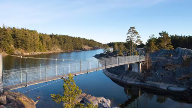 Brücke über ein Gewässer im Naturreservat Stendörren